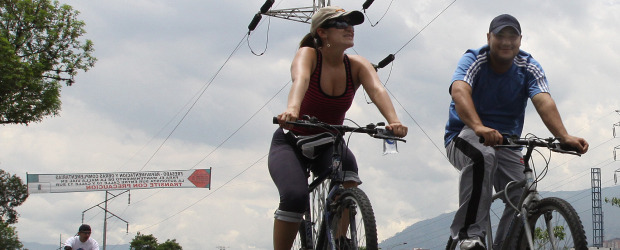 La cultura debe estar en la ciclovía | Julio César Herrera | En Medellín, cada domingo, hay 33 kilómetros de ciclovías para el disfrute de unas 80 mil personas. Sin embargo la falta de cultura de algunas estropea las ganas de pasar un rato agradable haciendo deporte, como esta pareja.
