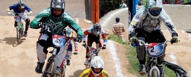 Mariana ahora manda entre hombres y mujeres Contexto | Juan Antonio Sánchez | Carlos Mario Oquendo Zabala, a la derecha, fue el gran ganador de la categoría élite del Nacional de bicicrós. Venció, entre otros, a Augusto Castro (izquierda), Andrés Jiménez y Jonathan Villa, quien además hizo el nuevo récord en la pista de Belén (38.98), en el Torneo Pony Malta realizado el sábado. Mariana Pajón (recuadro), volvió a lucirse.
