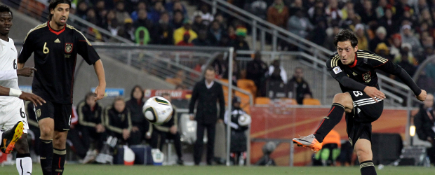 Alemania vence a Ghana pero ambos celebran la clasificación | AP | Alemania ganó el Grupo D tras doblegar 1-0 a Ghana con un gol de Mesut Oezil y como premio se medirá con Inglaterra, que terminó segunda en el Grupo C luego de ganarle 1-0 a Eslovenia con un tanto de Jermaine Defoe.