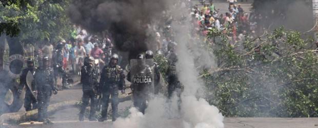 Paso por la Troncal a la Costa, tras disturbios en Caucasia | Hernán Vanegas, enviado especial | El jueves la jornada fue intensa. Los manifestantes realizaron varios disturbios y bloquearon la vía todo el día.