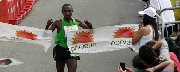 Dos kenianos fueron los reyes en la Media Maratón de Bogotá | Colprensa | Geoffrey Mutai mostró pocos minutos después del inicio de la carrera su condición física y excelentes alternativas para ganar.