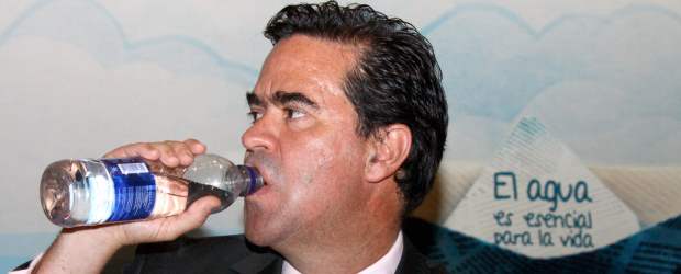 Urge mejorar el uso del agua, que si no... faltará | Edwin Bustamante | El ministro del Medio Ambiente, Frank Pearl, calma su sed durante la instalación del Séptimo Diálogo Interamericano sobre la Gestión del Agua. Aunque Colombia posee buena cantidad de agua, cada vez se hace más escasa.