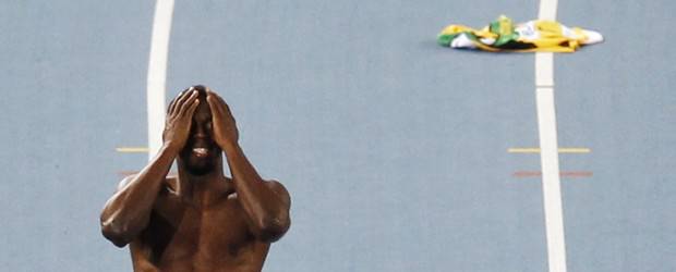 Una torpeza llevó a Usain Bolt a ser descalificado del Mundial de atletismo | AP | Bolt vio hacerse añicos su ambición de un tercer triplete dorado consecutivo.