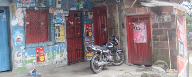 Asesinatos en Manrique serían por pelea entre combos: Policía | Andrea Torres | El asesinato múltiple en el sector de Versalles, en Manrique, se sumó a una racha violenta que dejó 17 homicidios en el Valle de Aburrá el fin de semana.