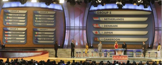 Suerte la de Brasil y Argentina | Reuters | Simphiwe Dlulu, jugadora de fútbol de Sudáfrica; David Bechkam, jugador inglés; Charlize Theron, actriz sudafricana; John Smith, jugador de rugby sudafricano; y el secretario general de Fifa, Jerome Valckre, hicieron parte de la fiesta.