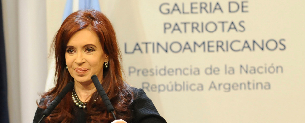 Cristina Fernández peleará por su reelección para defender legado de Kirchner | Reuters | La presidenta ha confesado que, con el fallecimiento de Kirchner, una parte de ella "se fue con él", el "compañero" de toda su vida, como gustaba llamarlo y con quien se casó en 1975, un año después de conocerse en la universidad.