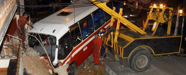 Bus chocó contra una casa en el barrio San Isidro | Edwin Bustamante
