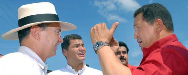 Chávez afirmó que su objetivo es detener "la locura guerrerista" de Uribe | Archivo | Durante los ocho años de Gobierno del presidente Álvaro Uribe fueron varios los momentos de tensión vivido entre los dos países. Sin embargo, el último año ha sido uno de los más complejos.
