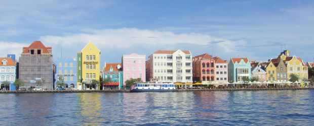 Una joya que resplandece en el Caribe | Lilliana Vélez | Éstos son los edificios tipicos del casco antiguo de Curazao, del lado del distrito de Punda. Una vista llena de color, que se la juega con el azul del cielo.