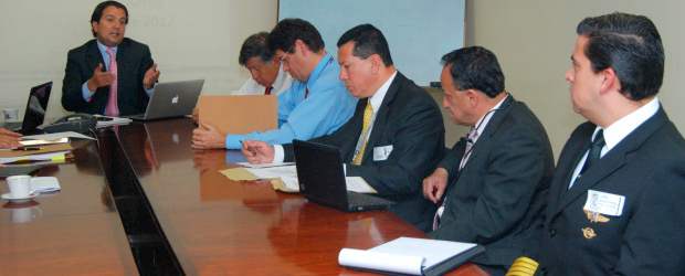 Este jueves Aeronaútica y Controladores Aéreos vuelven a la mesa | Colprensa | Dentro de las peticiones que hacen los controladores aéreos está el incremento del 20 por ciento en el salario básico.