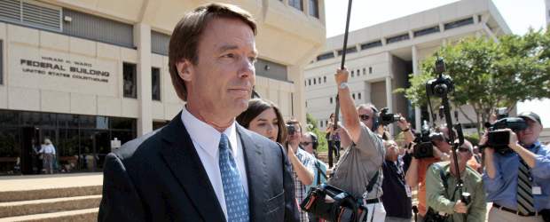 John Edwards fue acusado de 6 cargos por malversación de fondos y conspiración | AP | John Edwards.