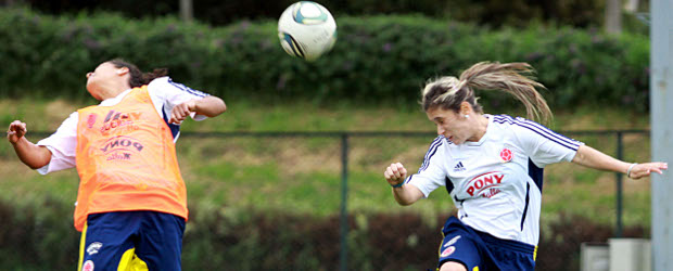 Estudio y fútbol, una mezcla que da buenos resultados | Colprensa | En la capital de la Republica la selección Colombia de mujeres hacen uno de sus últimos entrenamientos en la cancha del club de la Policía antes de viajar al Mundial de Alemania.