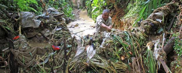 Limpieza de calles en La Estrella tras desbordamiento de varias quebradas | Juan Fernando Cano | La inundación, por fortuna, no dejó personas lesionadas.
