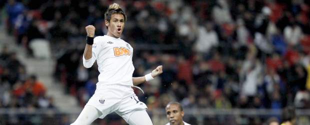 Neymar-Messi, mano a mano | Kim Hyung-hoon, Reuters, Yokohama- Japón | La joven figura del fútbol suramericano, Neymar, tendrá una nueva final en su corta carrera. Será en Japón en el Mundial de clubes, con el Santos. Tendrá enfrente a uno ya consolidado como el mejor del mundo, Messi, con el Barcelona.