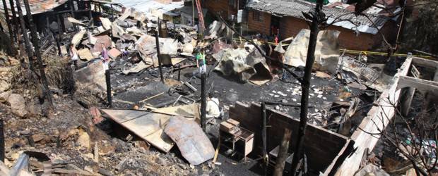Incendio destruyó 11 viviendas en Cañada Negra | Juan Fernando Cano | En la calle quedaron más de 40 personas porque en el incendio se perdieron todas sus pertenencias.