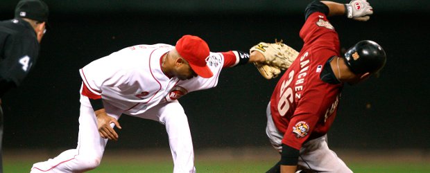 Cabrera anotó en la victoria de Los Rojos en las Grandes Ligas | Reuters | En la imagen, el cartagenero Orlando Cabrera (izq.) poncha a Ángel Sánchez.