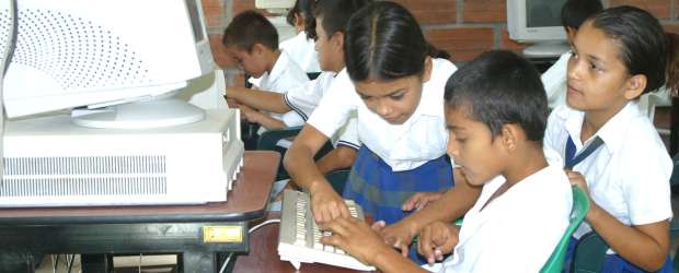 Para qué un computador | Archivo | En zonas de poco acceso a la tecnología, el computador en clase puede ser una herramienta de exploración que les permita a los estudiantes las bases para ahondar en ella cuando se hallen en otros ambientes. Mostrarles las posibilidades de un internet bien usado es fundamental. Foto en Puerto Triunfo en 2005.
