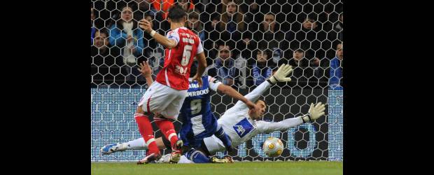 Falcao García cantó dos goles más | Paulo Duarte, AP-Porto, Portugal | El colombiano Falcao García define frente al arquero Eduardo Carvalho en el estadio Dragón. El samario fue figura al marcar dos goles para el Oporto.
