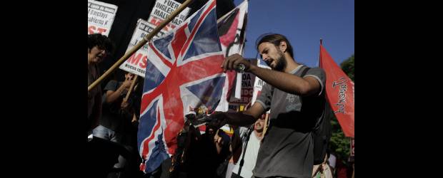 Crece tensión por Malvinas | Natacha Pisarenko, AP - Buenos Aires, Argentina | En las calles de Buenos Aires y otras localidades argentinas, múltiples grupos se manifiestan en contra de la presencia británica en las islas.