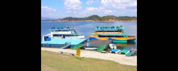 Destinos con ojos de lectores | Maritza Ruiz | El embarcadero de los botes turísticos en Guatapé, frente al Malecón, es uno de los sitios más visitados.