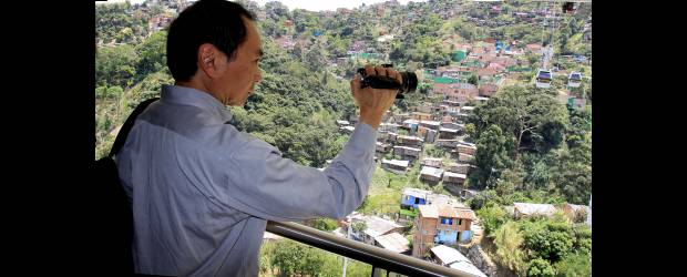 "Yo vine a aprender": Francis Fukuyama | Donaldo Zuluaga | Durante su recorrido por la Comuna 13, Fukuyama grabó cada ángulo desde el Metrocable. Este experto se desempeña, en la actualidad, como profesor del Instituto Bernard L. Schwartz de Economía Política Internacional de la Universidad Johns Hopkins.