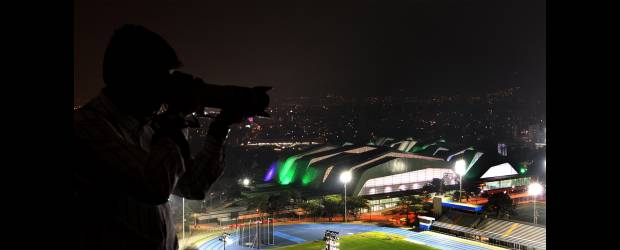 Luces de diciembre en marzo | Henry Agudelo | Una cosa es verlos de día y otra de noche. Nos referimos a los nuevos coliseos de la unidad deportiva Atanasio Girardot y, específicamente, a las hermosas montañas de metal que los cubren. La Administración Municipal le dio un plus a esta belleza: la iluminación externa. Otra de las cosas por las que hay que ir a la unidad en estos días de Juegos Suramericanos.