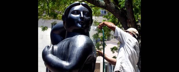 Un paseo a tono con Juegos | Henry Agudelo | La Plaza Botero y el Museo de Antioquia reúnen buena parte de la obra del maestro Fernando Botero y son visitas obligadas de quien llega a Medellín.