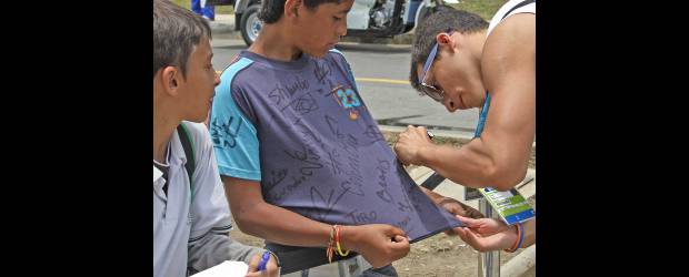 "Don, ¿me da un autógrafo por favor?" | Juan Fernando Cano | Ayer, en las afueras de la Villa Suramericana, Jaime Andrés hizo firmar su camiseta. Ya tiene cinco llenas de autógrafos de deportistas de diferentes países. A su lado, está Alejandro que llevó un cuaderno y abanico de cartón.