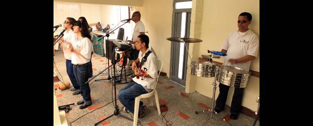 La Parranderita | Róbinson Sáenz | En la foto se observa a Anderson en el bajo, Santiago en los teclados, y Ana Rita y La Parranderita en las voces.