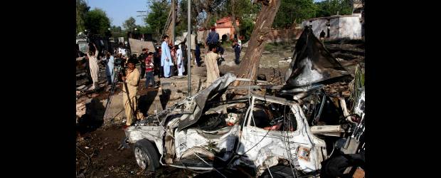 Atentados dejan 43 muertos en Pakistán | Mohammad Sajjad, AP - Peshawar, Pakistán | Gran destrucción causó el ataque al consulado de E.U. en Pakistán.