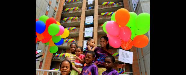 Viviendas alegran a Moravia | Donaldo Zuluaga | En Moravia se vivió una fiesta el sábado pasado con la entrega oficial de las viviendas de la primera etapa de La Herradura. En la foto, la familia Córdoba.