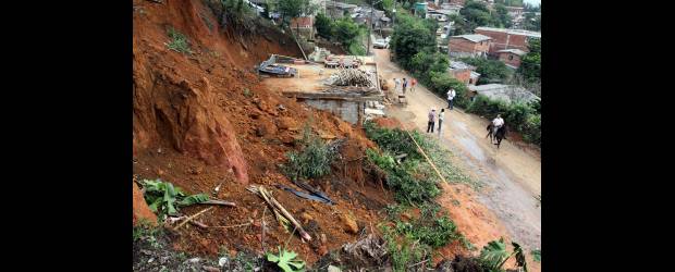 Aguaceros ponen en alerta a organismos | Julio César Herrera | Con la llegada de las lluvias empiezan a ceder las montañas, sobre todo cuando han sido removidas sin las medidas técnicas. A los ciudadanos se les pide prudencia y estar atentos a cualquier evento.