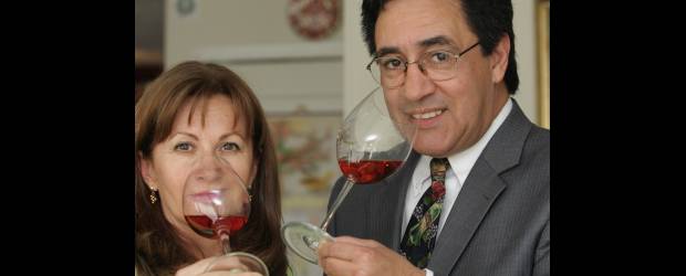 La Eva de Antonio lo encantó con uvas | Christian Castillo, Colprensa, Bogotá | En vinos preferidos, la pareja no coincide: Eva va más por los blancos Chardonnay o Gewürztraminer o los tintos suaves como Merlot o Pinot Noir, y Antonio gusta de los tintos tánicos y ha redescubierto el rosé.
