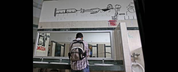 Así se pasea la droga en la U | EL COLOMBIANO | Este es el baño del bloque 22 de la U. de A. Allí se descubre un dibujo que sintetiza el camino que pueden seguir quienes consumen heroína, una droga poderosamente dañina cuyo uso está creciendo.