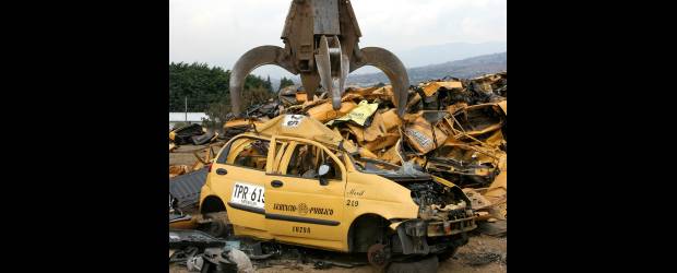 Para 5 mil taxistas aún no hay indemnización | Juan Antonio Sánchez | La decisión de chatarrizar los vehículos es necesaria para que los taxistas puedan ingresar vehículos nuevos. Para adquirir estos les toca asumir deudas, mientras sus carros deben ser destruidos totalmente.