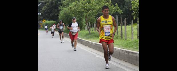 Los triunfos en maratón son cosa de familia | Hernán Vanegas | Con más de 1.200 deportistas y cuatro competencias diferentes se realizó la Maratón Valle de Aburrá de atletismo. Además de la carrera de 42 kilómetros, ganada por Luis Evelio Cardona (recuadro), se hicieron competencias de 21 y 5 kilómetros, así como una mini maratón para los niños.