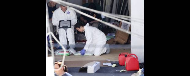 Varios detenidos por atentado fallido | Mark Lennihan, AP- Bridgeport, Estados Unidos | Agentes del FBI continúan con la investigación de los materiales que estaban en el carrobomba que pretendía ser detonado en Nueva York.
