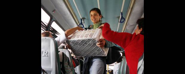 Un viaje "loco" se sufre en Circular Sur | Julio Cesar Herrera | Mucha gente se queja por la forma de manejar los buses. A esta joven, varios pasajeros le colaboraron para su carga postres no rodara al momento de bajarse.