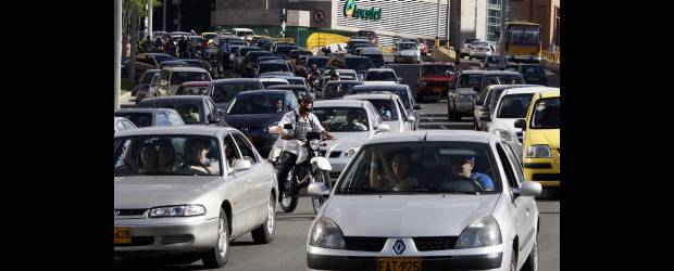 Santafé sí cobra el parqueo | Jaime Pérez | Las filas de vehículos para el ingreso al Centro Comercial Santafé no se han hecho esperar. Crece la afluencia, pese a que el parqueadero tiene cobro.