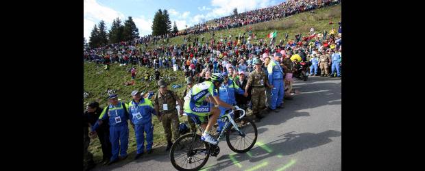 En el Giro pasó lo duro, ahora es lo "más duro" | Allesandro Trovati, Reuters-monte Zoncolan, Italia | En Colombia, dicen los corredores tricolores del Giro, no hay una subida tan dura como el Monte Zoncolán. Ganó Basso al lado de miles de espectadores.