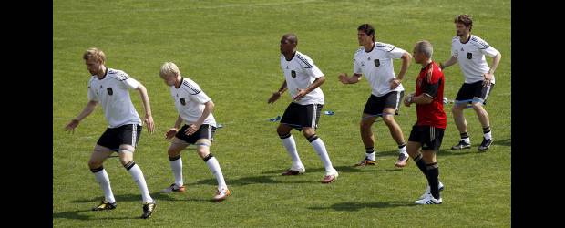 Los teutones van a la guerra | Matthias Schrader, Ap-eppan, Italia | La Selección de Alemania adelanta su preparación de cara al Mundial de Sudáfrica-2010 en Eppan, al norte de Italia. Los teutones enfilan sus expectativas para llegar nuevamente a una final. Con bajas sensibles, los alemanes se preparan para encarar el grupo D junto a Australia, Serbia y Ghana.