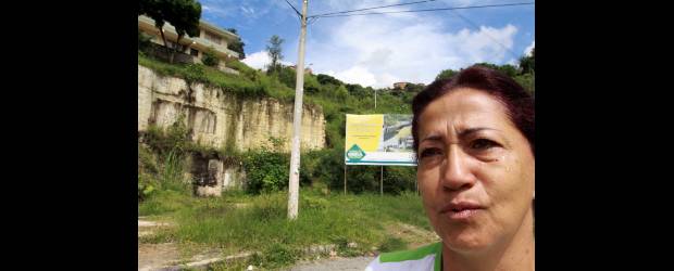 El dolor sigue en sector de El Socorro | Róbinson Sáenz | Parada frente al mismo sitio en el que hace dos años un alud sepultó 18 casas y mató a 28 personas, doña María Grajales recuerda los momentos difíciles, cuando rescató a hermano de los escombros. Aún llora, pues la tragedia la dejó marcada para siempre y la conectó mejor con Dios.