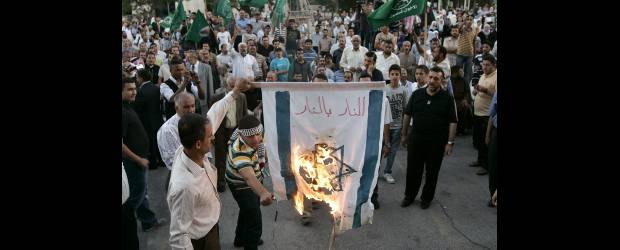 Israel deportará a 600 activistas detenidos | Muhammad Hamed, Reuters - Amman, Jordán | Jordanos quemaron banderas de Israel y escribieron, en árabe, "el fuego con fuego". La colombosueca Edda Virginia Manga narra parte de su experiencia en la flota humanitaria a través de su blog: http://eddamanga.blogg.se/.