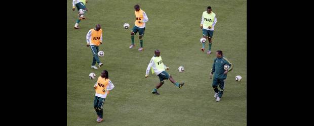 Los bafana bafana desafían la historia | Marcio José Sánchez, AP-Johannesburgo, Sudáfrica | El ambiente de fiesta y el optimismo predomina entre los sudafricanos para inaugurar el Mundial y enfrentar por cuarta vez a los mexicanos.