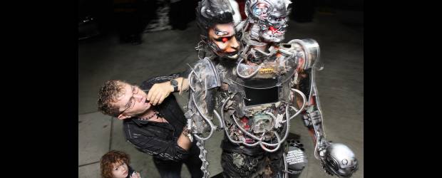 Centella rueda con el ingenio de Fabio | Fotos: Juan Fernando Cano | Esta creación, llamada Centella, es de Fabio Gómez, un paisa empírico y persistente que se dedica a materializar sus particulares ideas. Una de las características de este robot la constituyen las frases que dice con importantes valores sociales.