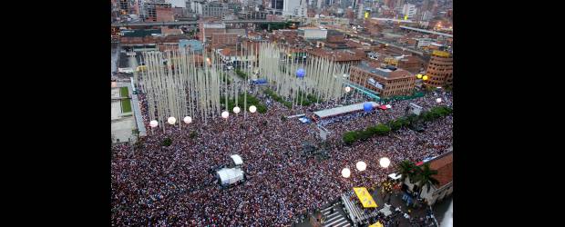 San Juan será el escenario del Iberoamericano | Archivo | El 18 de octubre de 2005 Juanes cantó para Medellín en la calle San Juan. Allí mismo se realizarán dos de los grandes conciertos del Iberoamericano.