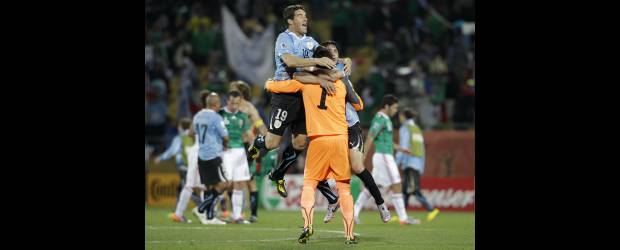Éxtasis latino, dolor africano | AP, Sudáfrica | El arquero Fernando Muslera encabeza el festejo de los charrúas, que vencieron a México y pasaron a octavos de final como los mejores del Grupo A.