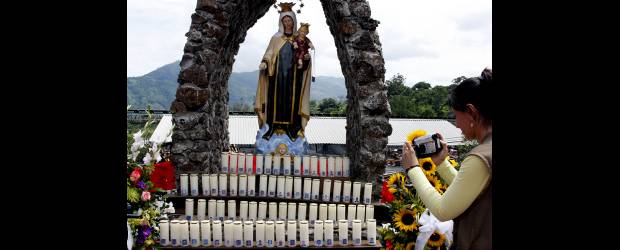 Un altar en honor a 73 héroes de Amagá | Fotos: Jaime Pérez | Devy Julián Ossa Carmona, Jairo de Jesús Ossa Vanegas, Alfredo de Jesús Sampedro Moncada, Efraín de Jesús Zapata Parra, Luis Carlos Zapata Rendón... y así sucesivamente. Los velones evocan a los 73 mineros que, se presume, murieron en el socavón San Joaquín.