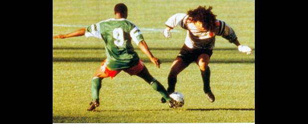 Cuando René Higuita recibió comprensión | Archivo | Higuita y Roger Milla en Italia-90, una jugada inolvidable.