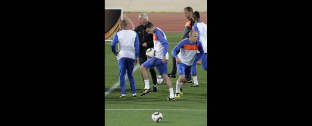 Holanda sabe que Uruguay no será fácil | Michael Kooren, Reuters-Johannesburgo | Robin van Persie y Arjen Robben, en plena actividad ayer en entrenamientos.